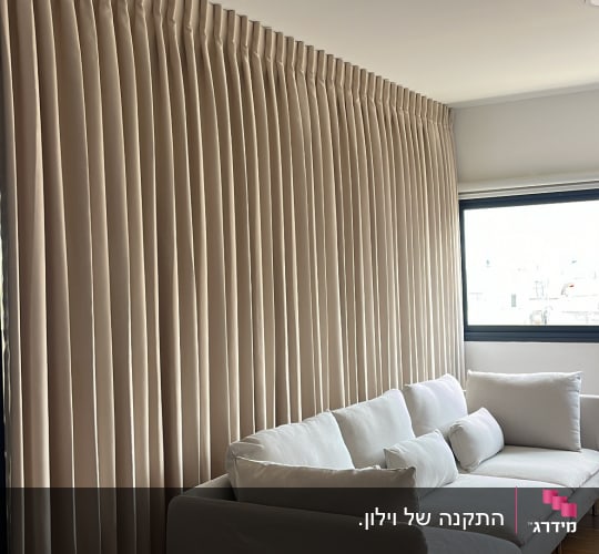 וילון ארוך בצבע בז